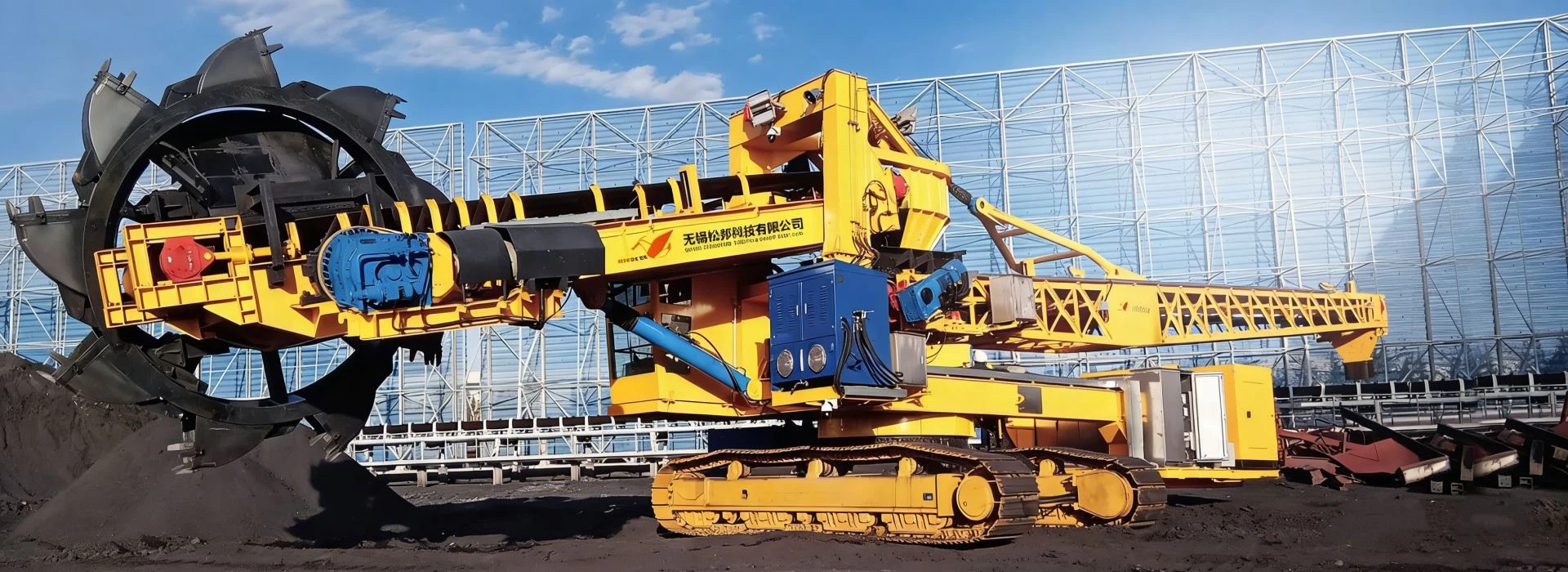 Crawler mobile stacker and reclaimer, mobile stacker, automatic decoupling crane